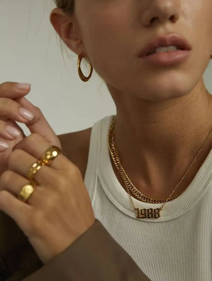 Guld kedja halsband med ’1988’’-hänge