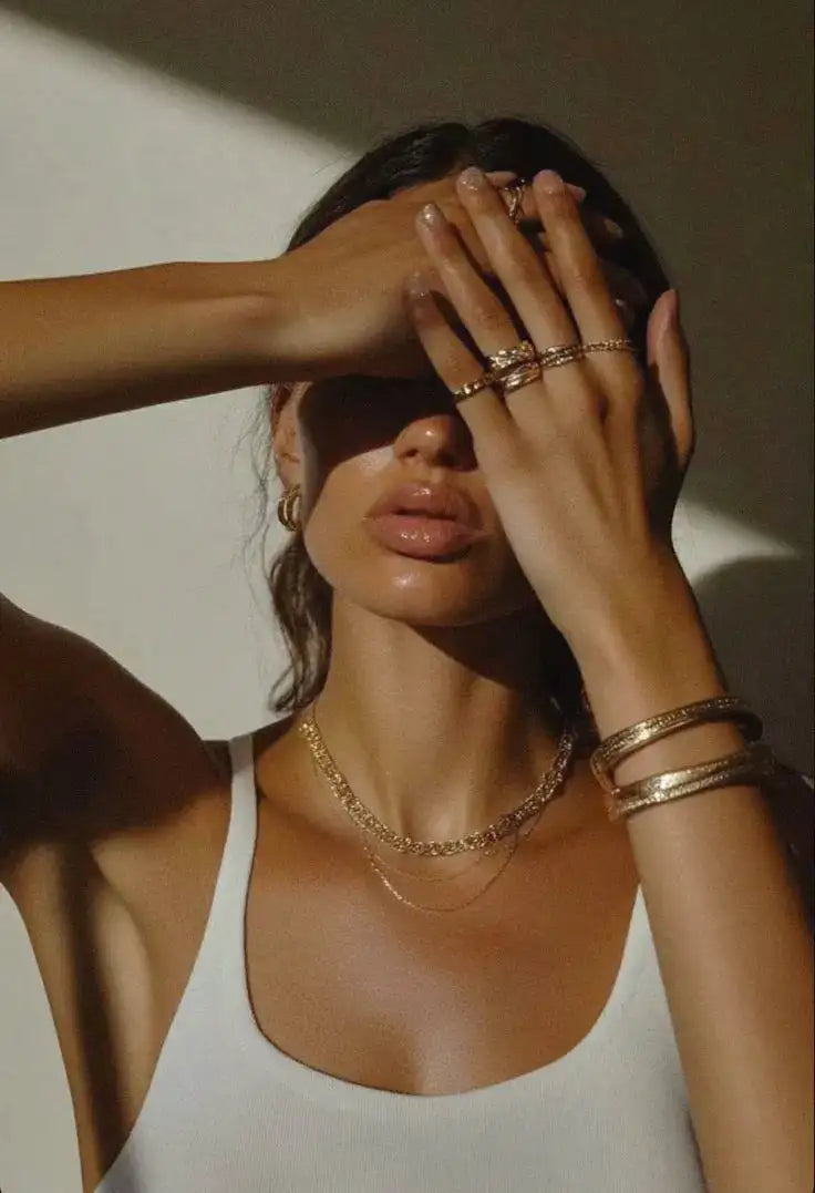 Guldtonat lagerpålagt kedjehalsband med delikat länkar och en subtil glans.